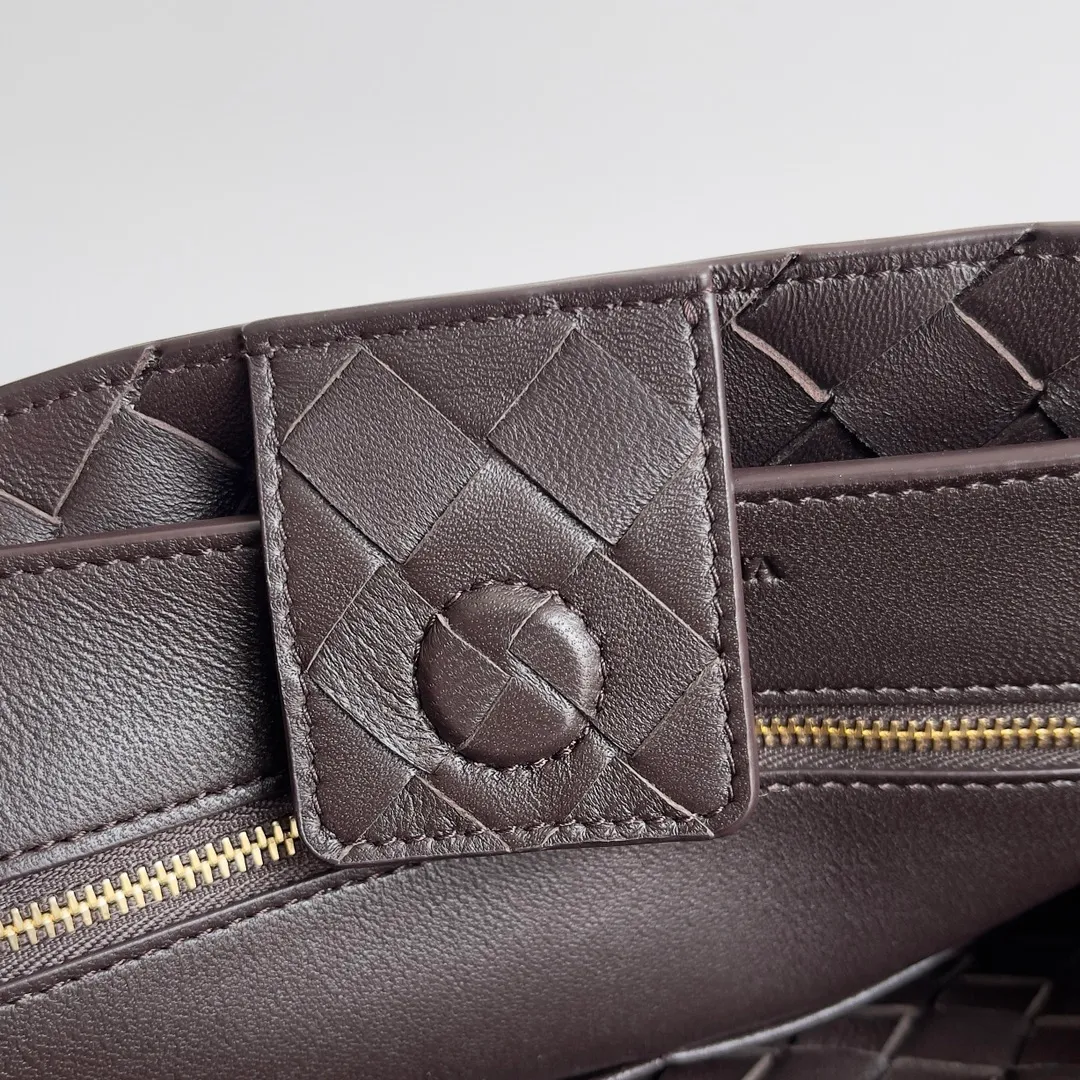 The 2023 new Andiamo batch of 2260 BV has been shipped‼ ️Really popular🔥The new Andiamo woven handbag launched by Bottega Veneta this season is really popular all over the world! ! Celebrities at home and abroad have worn it, and Oscar-winning actress Michelle Yeoh has taken it out on the street. Song Jia, Trai Yara, Yu Feihong, Sanji Ayaka, Rosie Hunting-Whiteley, Yoshioka Riho, etc. have all picked up this bag. It is classic and versatile, showing off its temperament, and the bag capacity is also large, which is very convenient for daily commuting! ! A variety of carrying methods, the shoulder straps can be adjusted by yourself, the original lambskin feels soft and delicate, and the unisex style breaks the gender boundaries and brings a more practical and long-lasting use experience. Andiamo, which has both elegant and casual styles, perfectly interprets the true appearance of "fashionable old money style". Style number: 743572 Size: 32*24*12